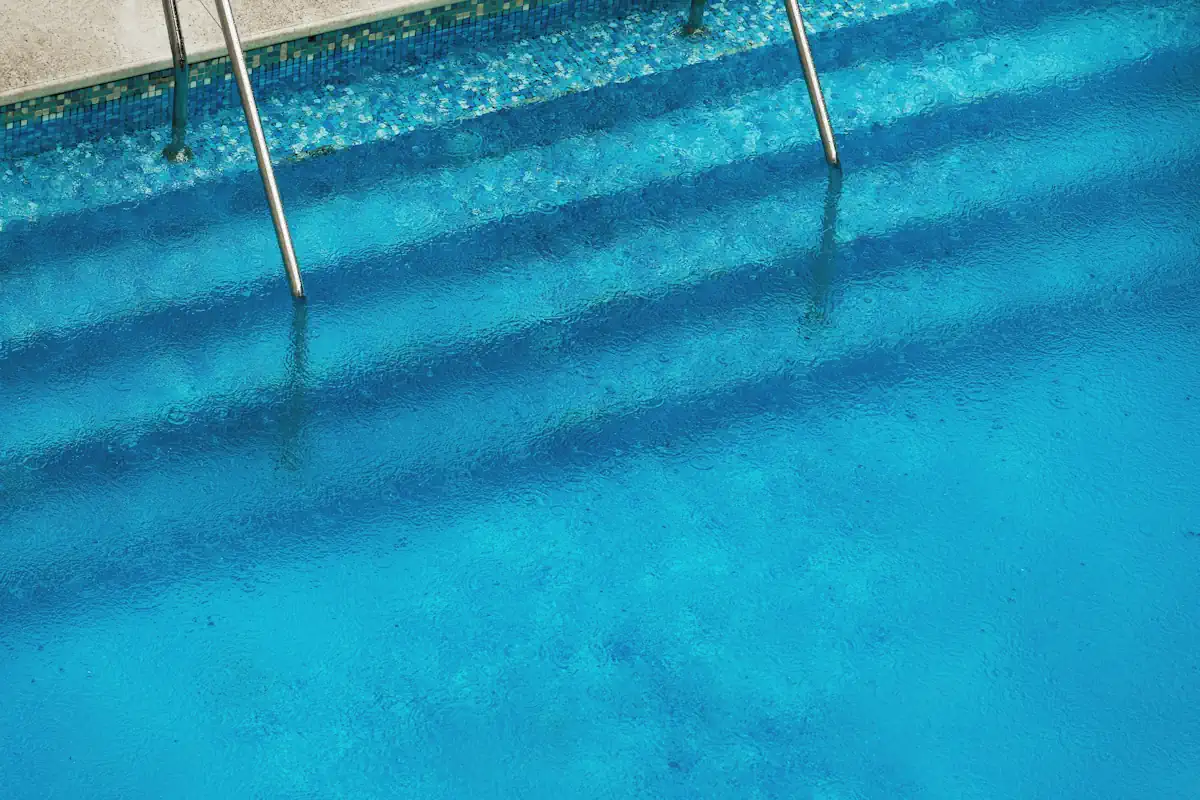  Dépôt calcaire blanc paroi piscine traitement anticalcaire