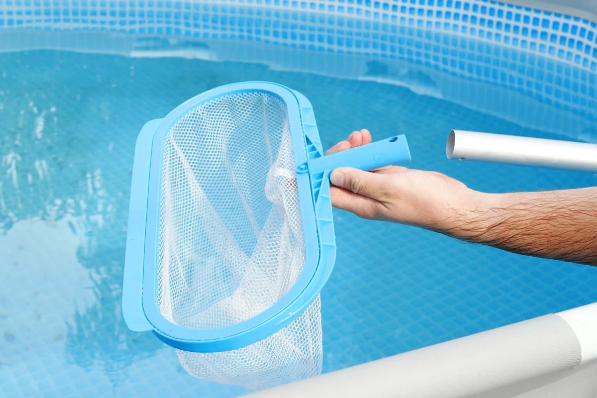 Kit entretien piscine prévention eau laiteuse épuisette brosse testeur