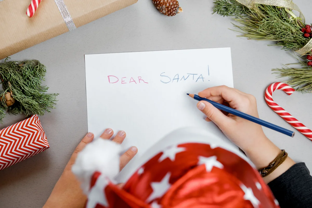 Lettre manuscrite d'enfant avec adresse postale du père noël au pôle nord