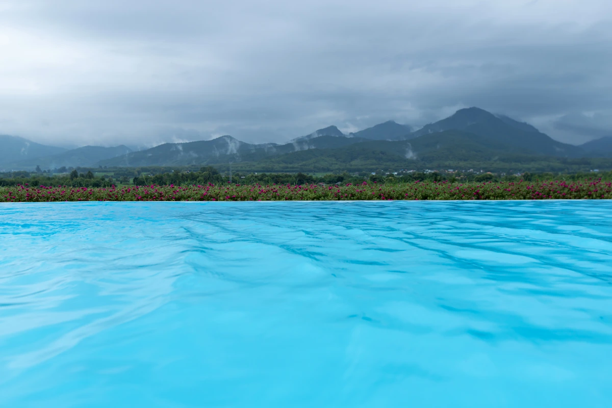 Piscine avec eau laiteuse blanche trouble interdisant la baignade par sécurité