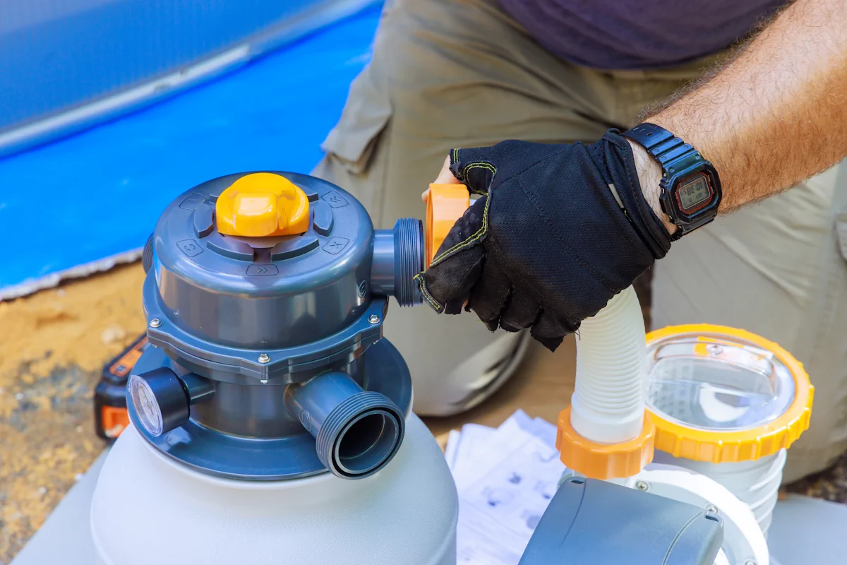 Système filtration piscine avec manomètre pour traiter eau laiteuse