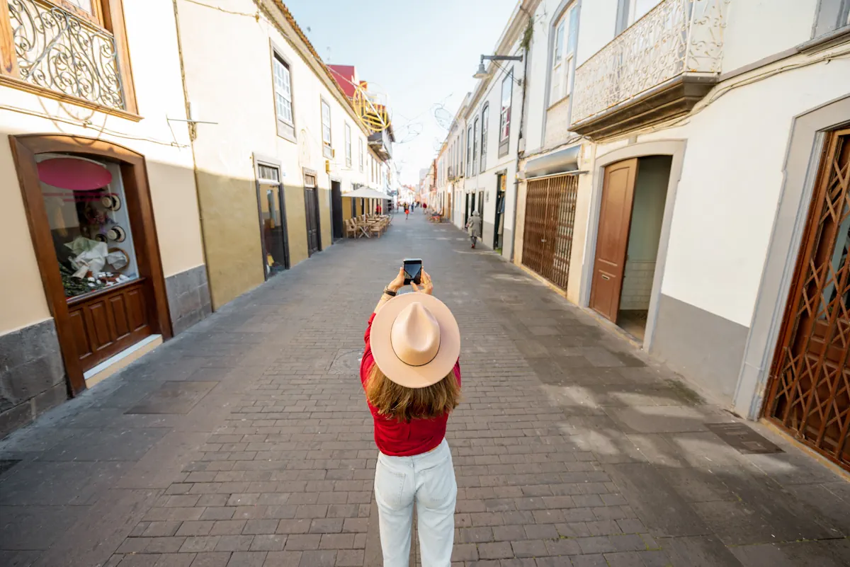 Personne seule prenant une photo de rue lors d'un weekend en ville
