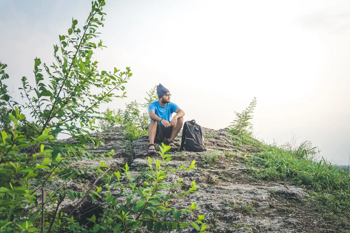 Randonneur solitaire profitant d'une micro-aventure weekend en pleine nature