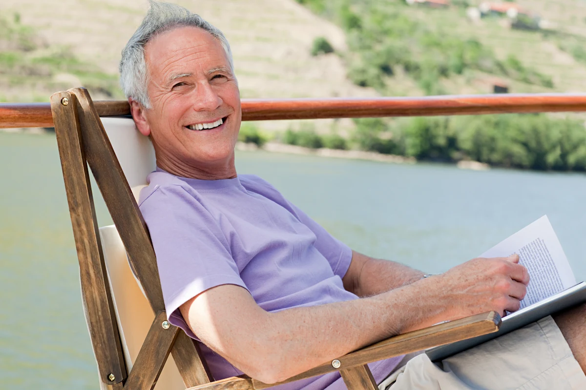 seniors célibataires profitant d'une croisière en Méditerranée au coucher du soleil