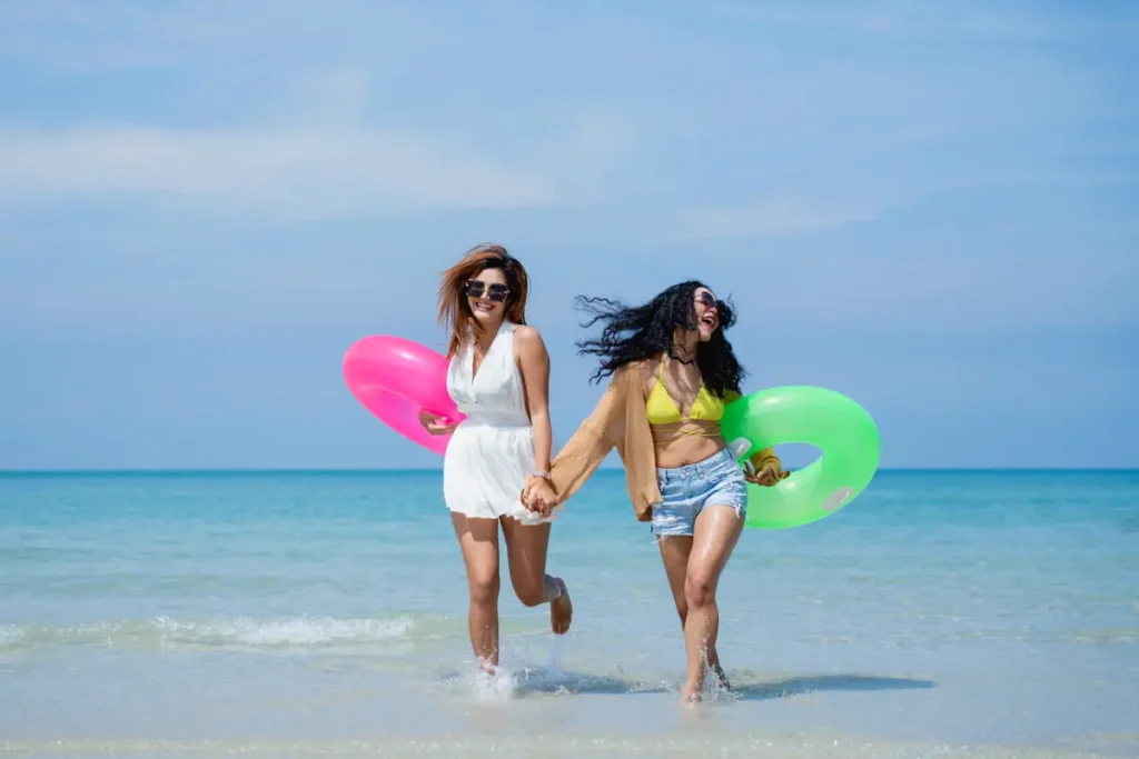 Deux sœurs à la plage ave des bouées de plage