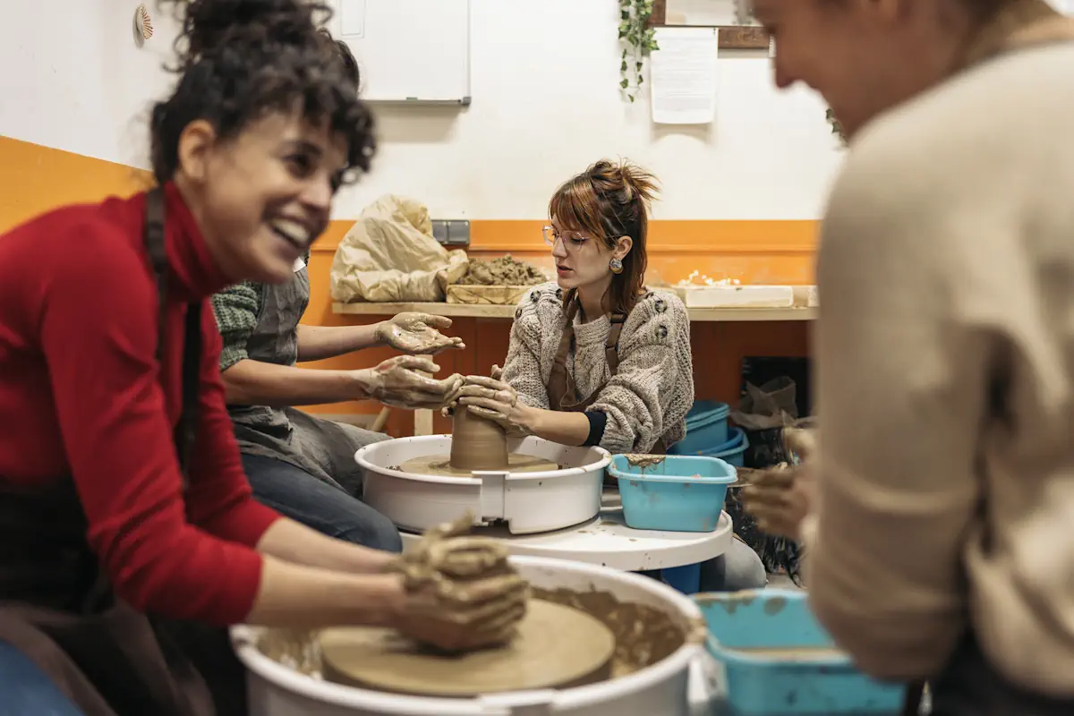 Des femmes qui s'amusent en faisant de la poterie