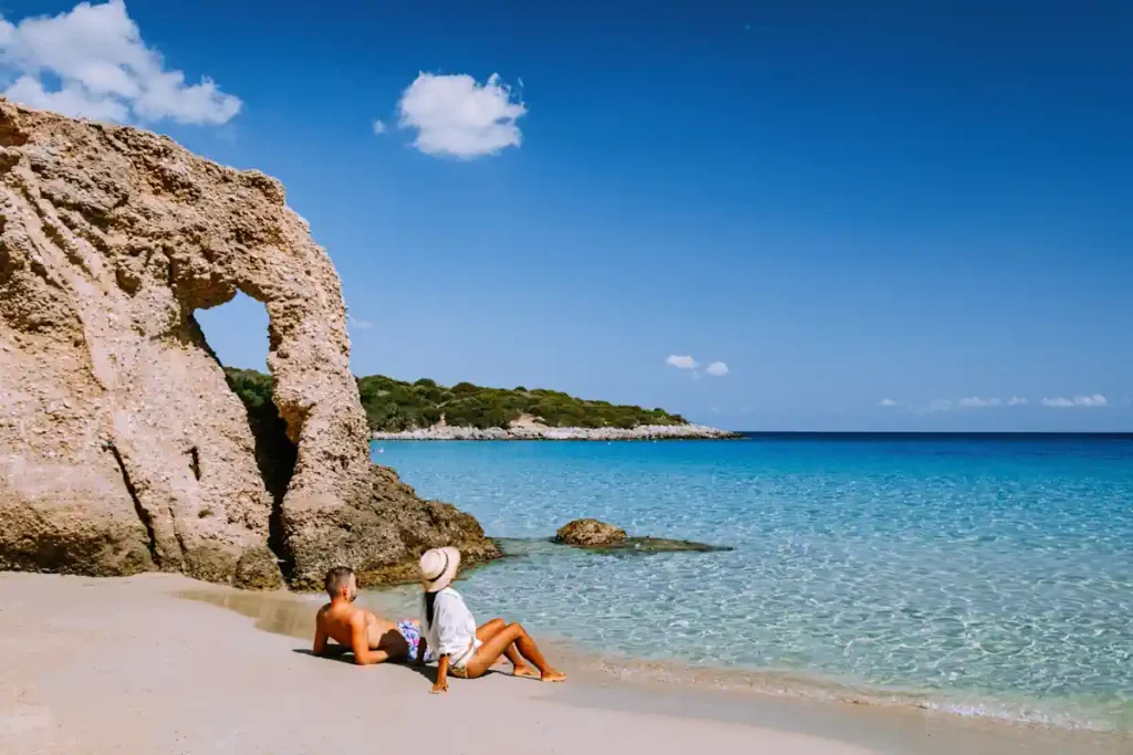 Un couple qui se détend sur la plage