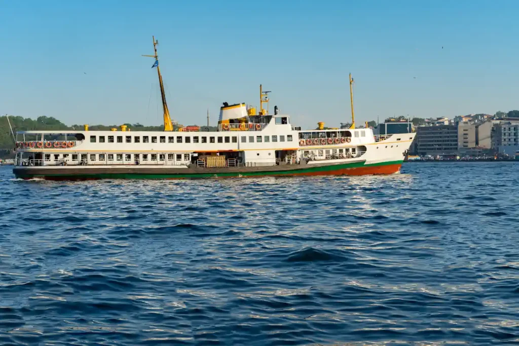 Un ferry sur l'eau