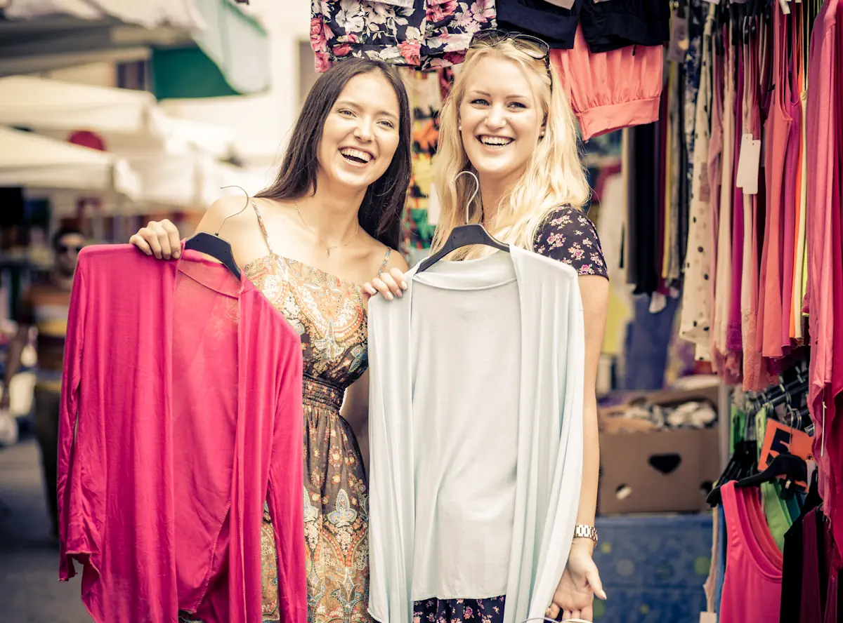 deux jeunes femmes qui choisissent des gilets
