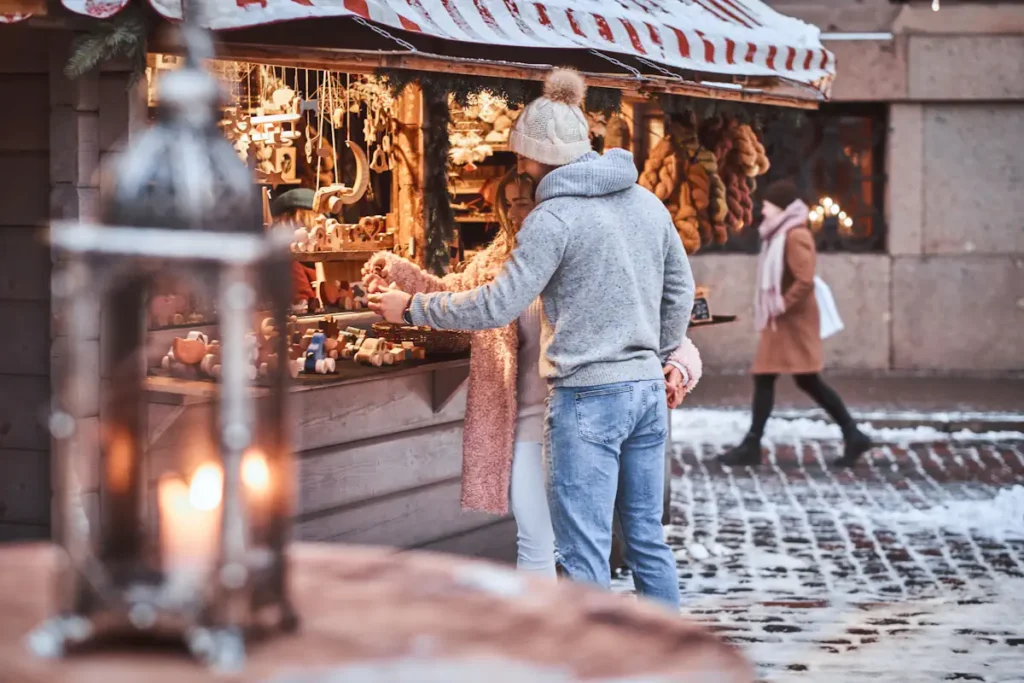 Un couple qui regarde une étale au marché de Noël