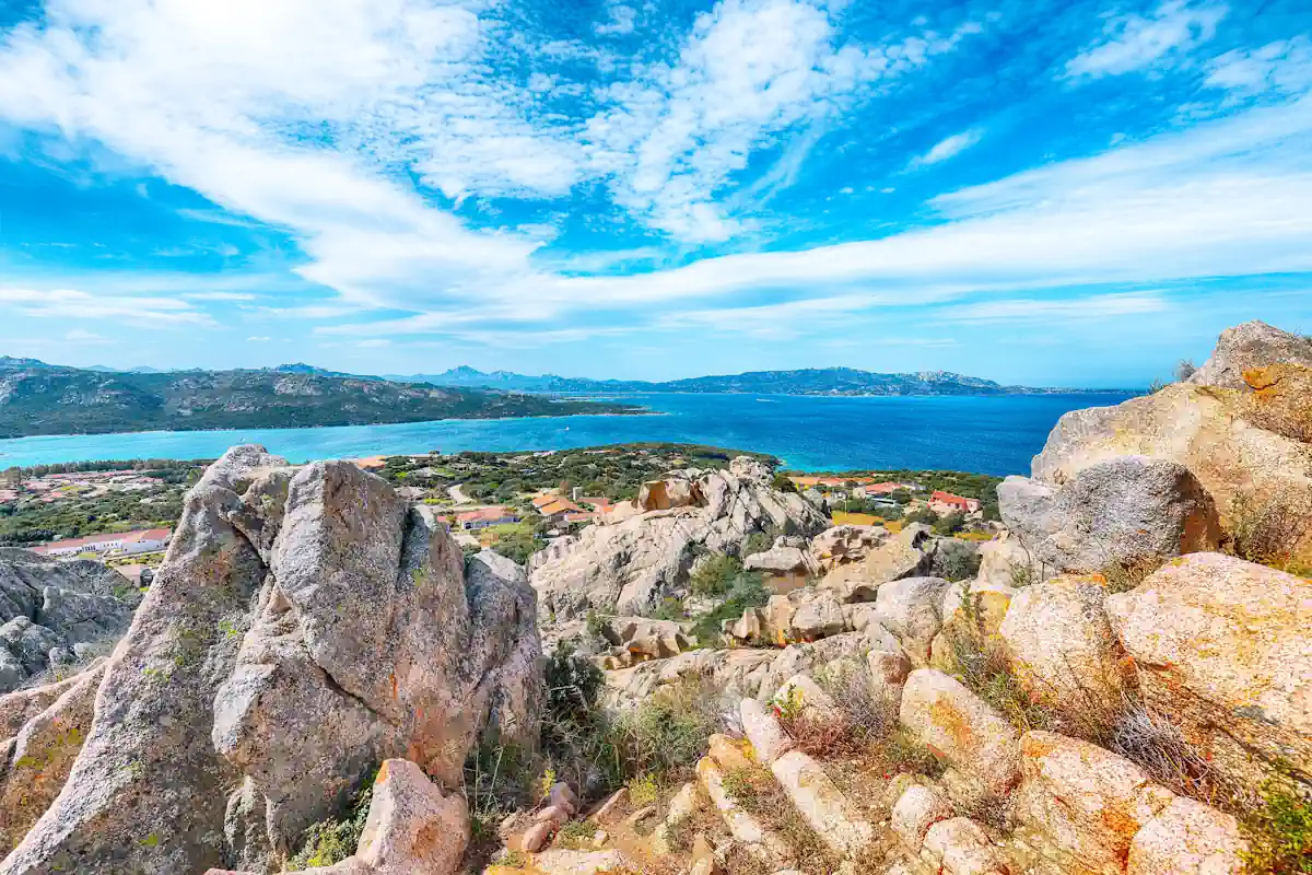 Plage de Capo Testa avec formations granitiques, sardaigne du nord