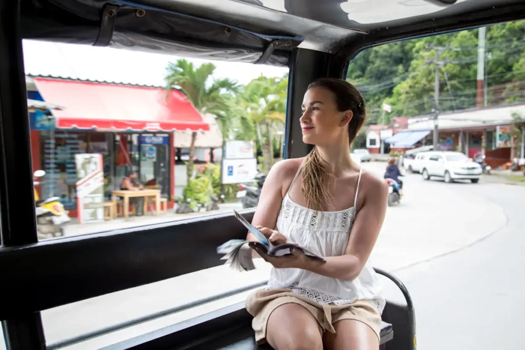 Une femme dans un transport en commun avec un livre dans les mains