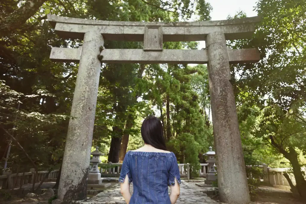 Une femme qui visite un temple japonais