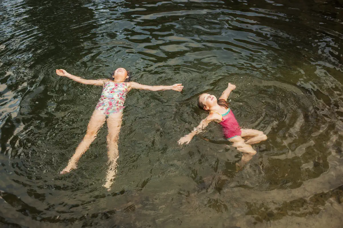 Des enfants qui se nagent dans l'eau