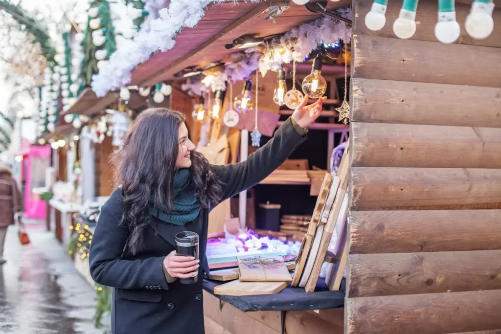 Une femme qui visite un marché de Noël