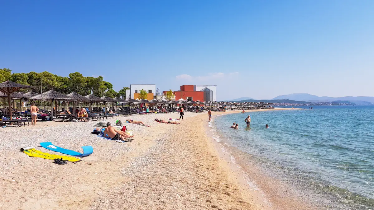 des personnes qui profitent de la plage