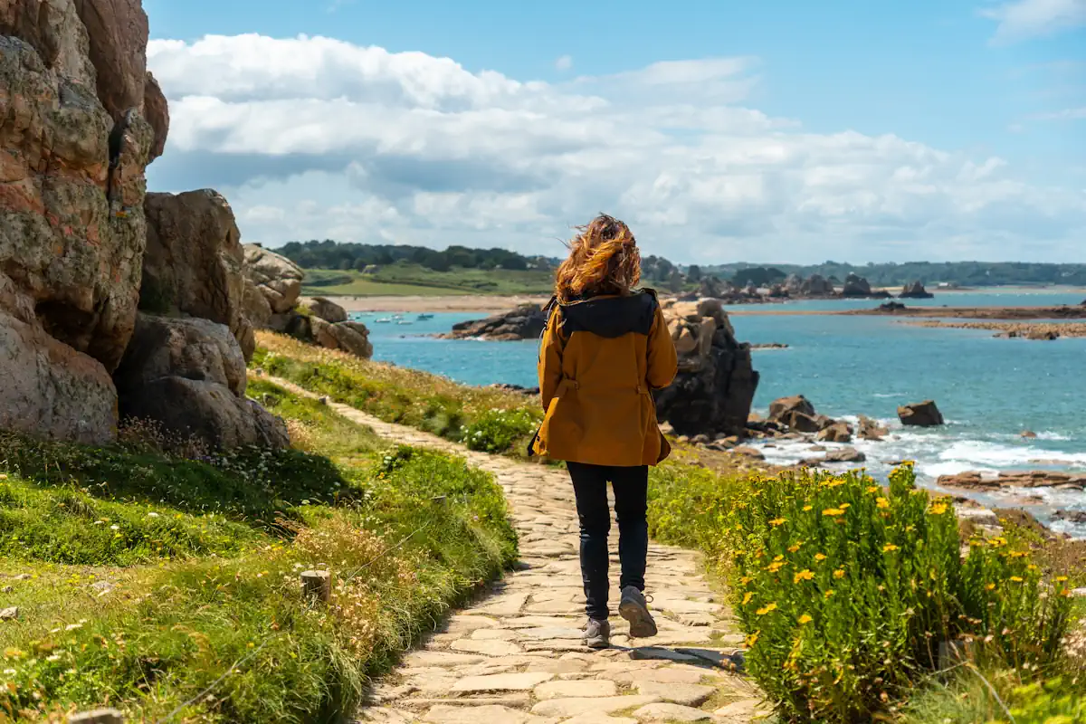 Une femme qui visite Camaret-sur-Mer
