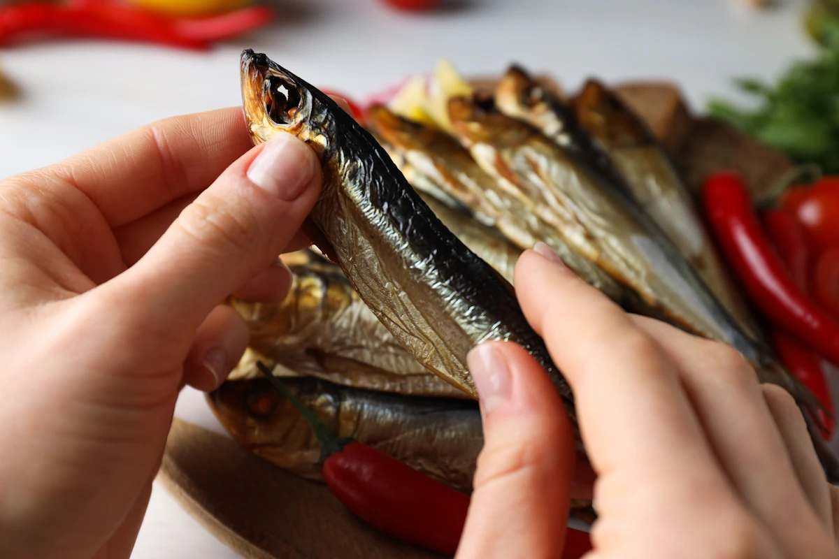 Une personne qui déguste des poissons