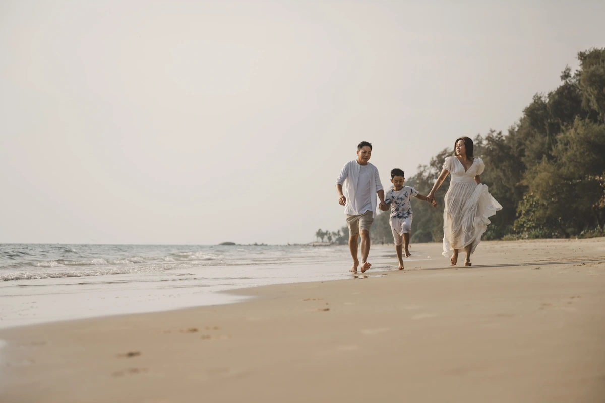Une famille qui s'amuse sur la plage