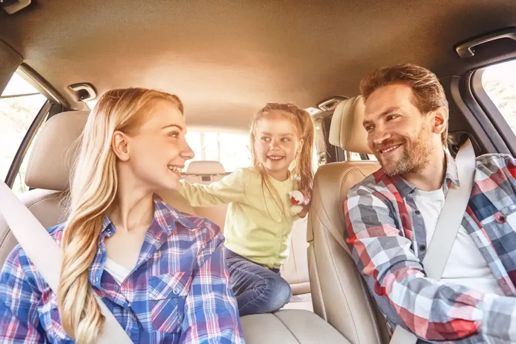 Une famille dans une voiture
