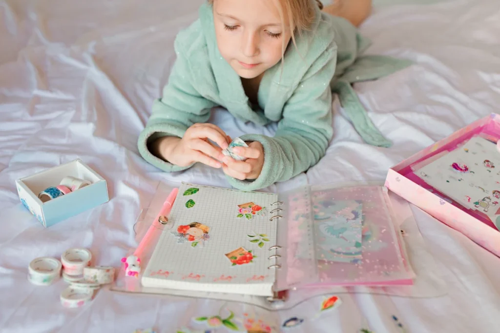 Une petite fille qui décore un carnet
