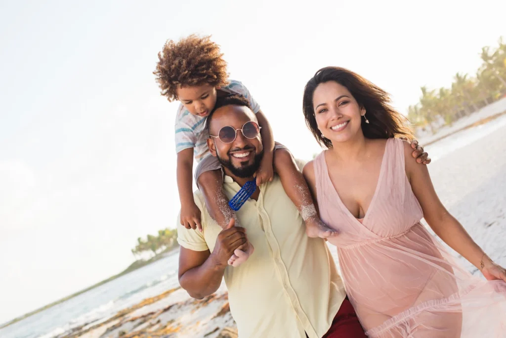 Une femme et un homme qui porte un enfant sur son épaule