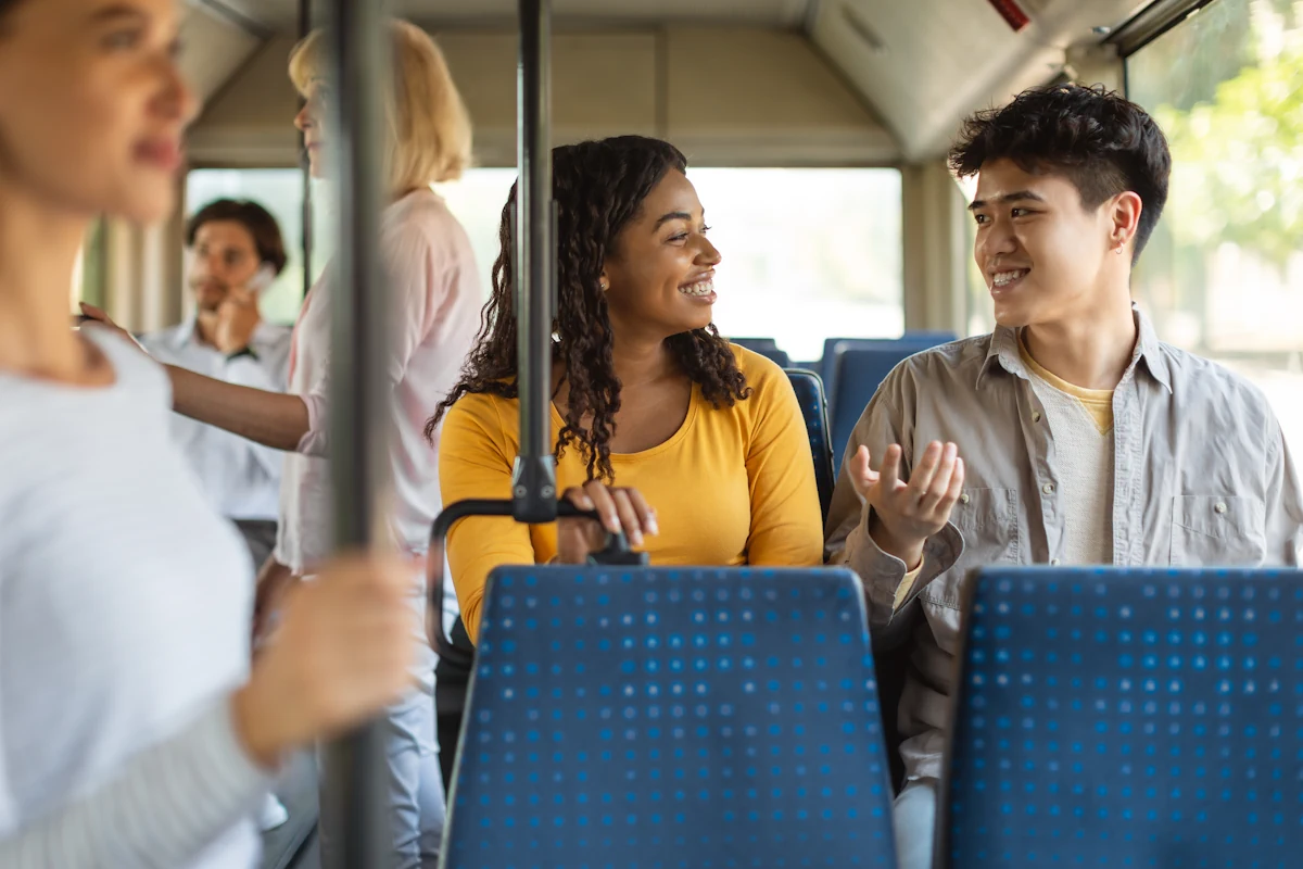 Un jeune couple dans un bus