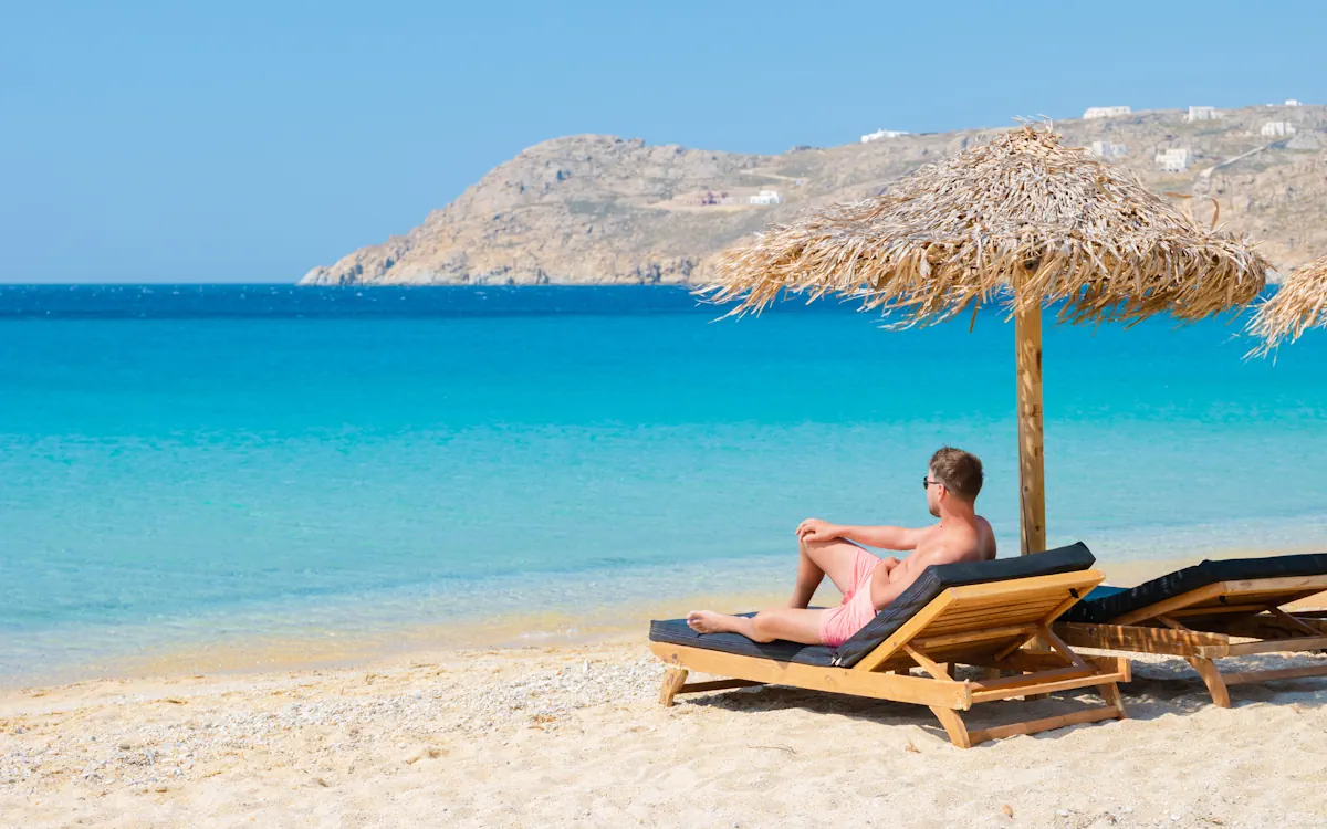 Un homme sur un transat à la plage