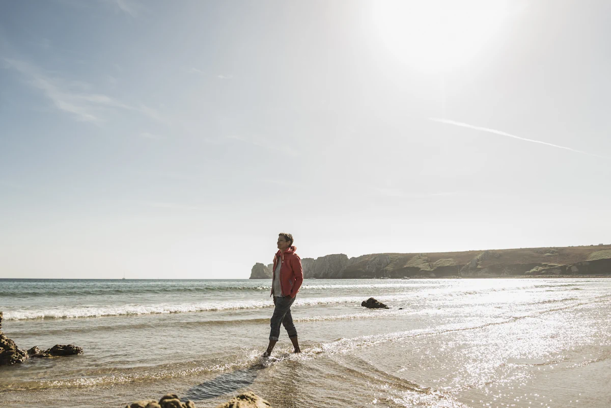 Une femme qui marche sur la plage