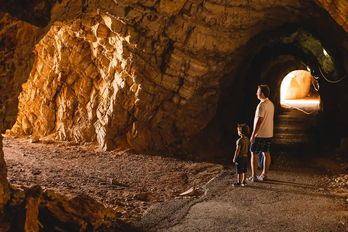 Un homme et un petit garçon dans une grotte