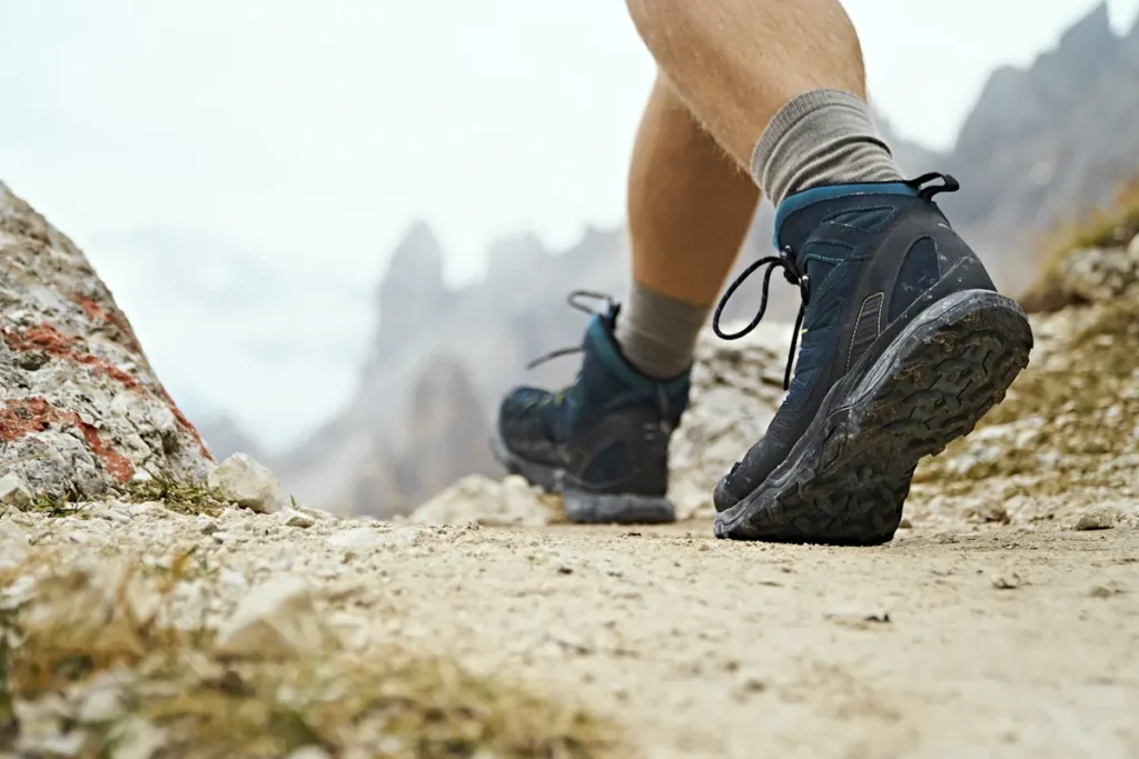 Un homme qui marche avec une chaussure de randonnées