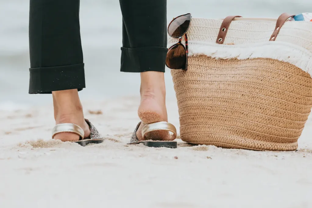 Une femme en sandale à la plage