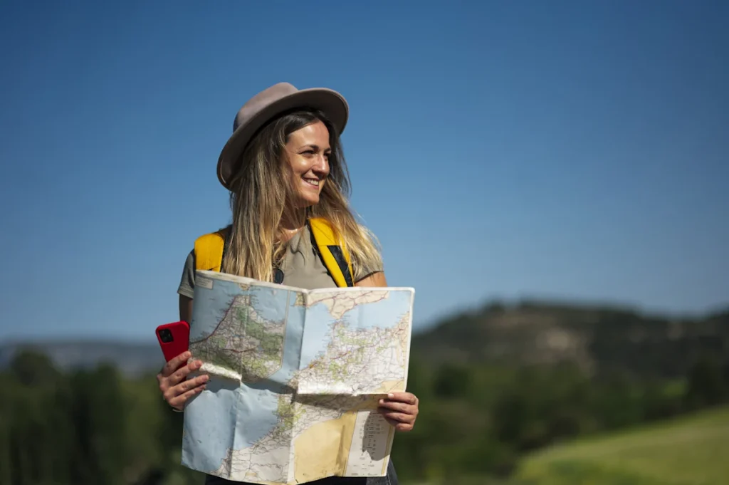 Une femme qui regarde une carte de voyage