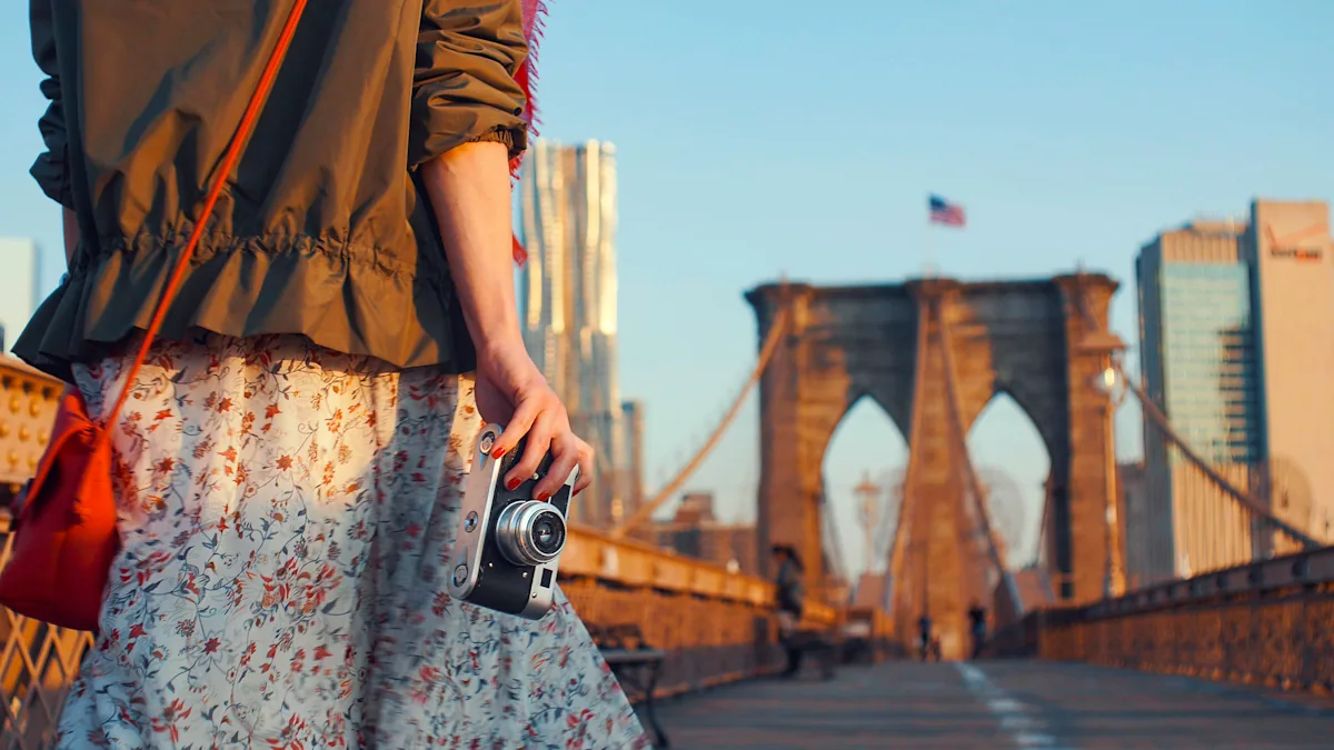 Une femme qui marche en visitant New York avec un appareil photo