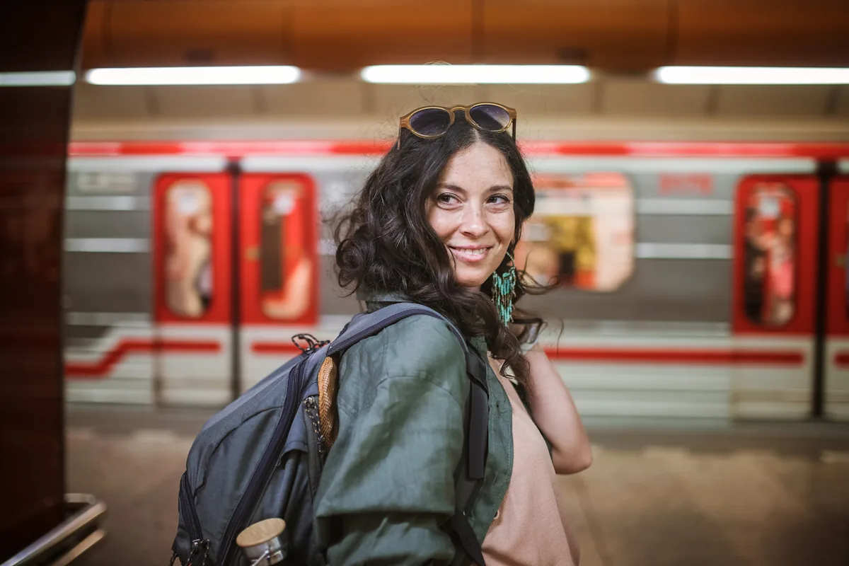 Une femme qui va dans le métro de New York