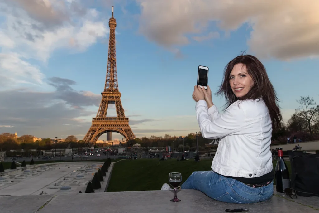 Une femme qui prend en photo la tour Eiffel