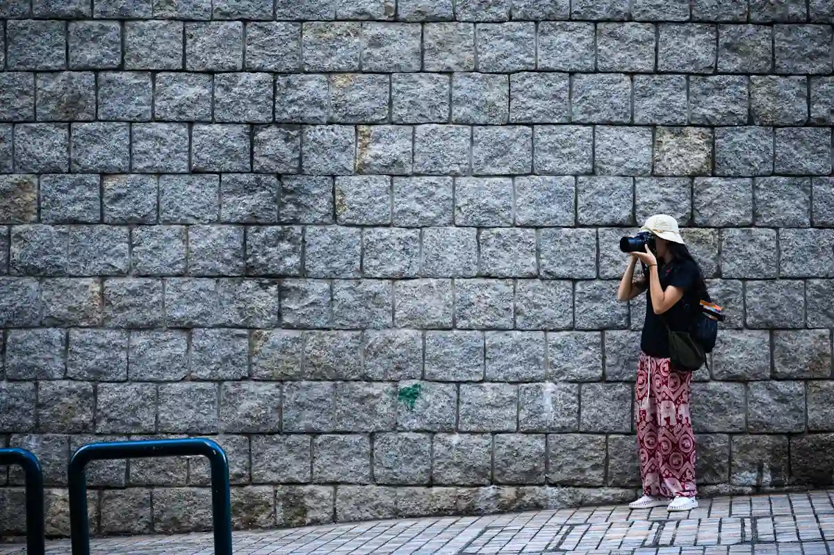 Une personne qui prend des photos dans la rue