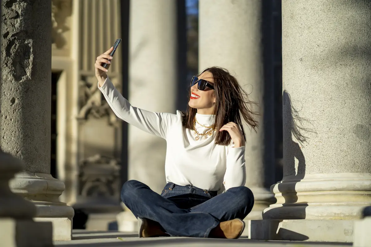 Une femme qui se prend en selfie dans un monument