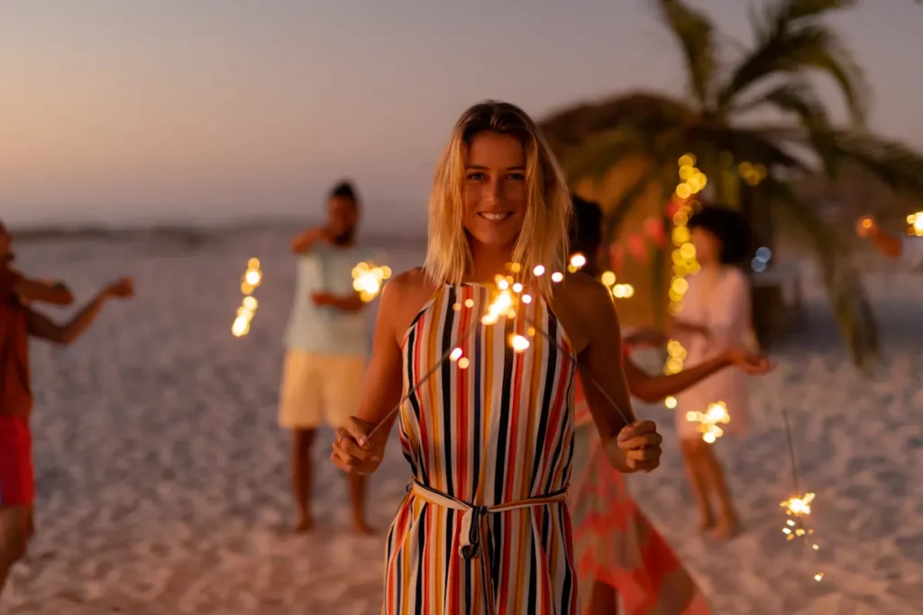 Une femme qui passe une soirée à la plage en Mexique