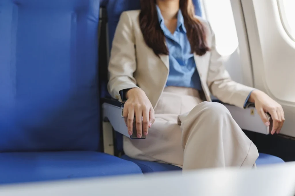 Une femme en tenue chic en avion