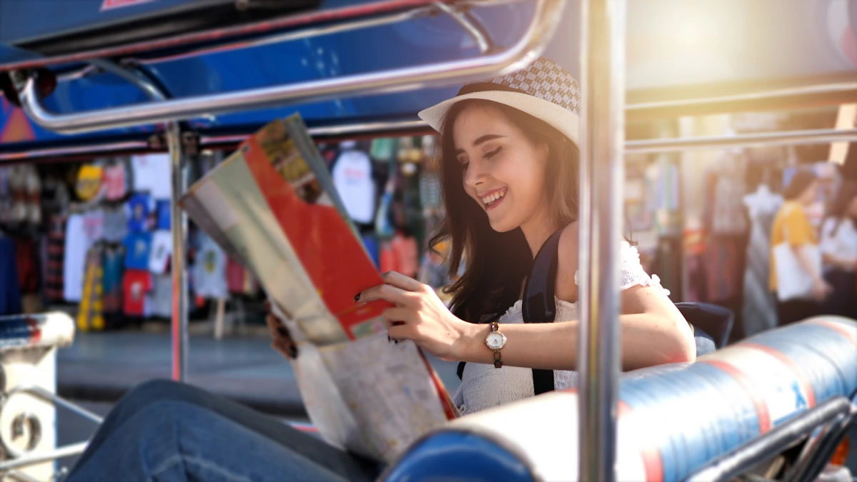 Une personne qui prend un tuktuk