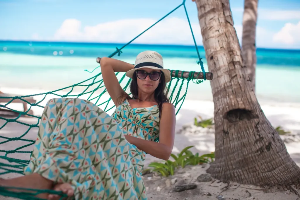 Une femme seule à la plage de Tulum
