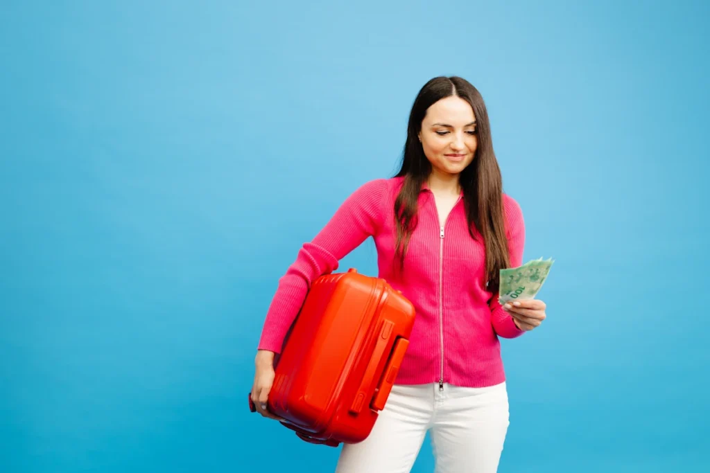 Une femme avec de l'argent et une valise