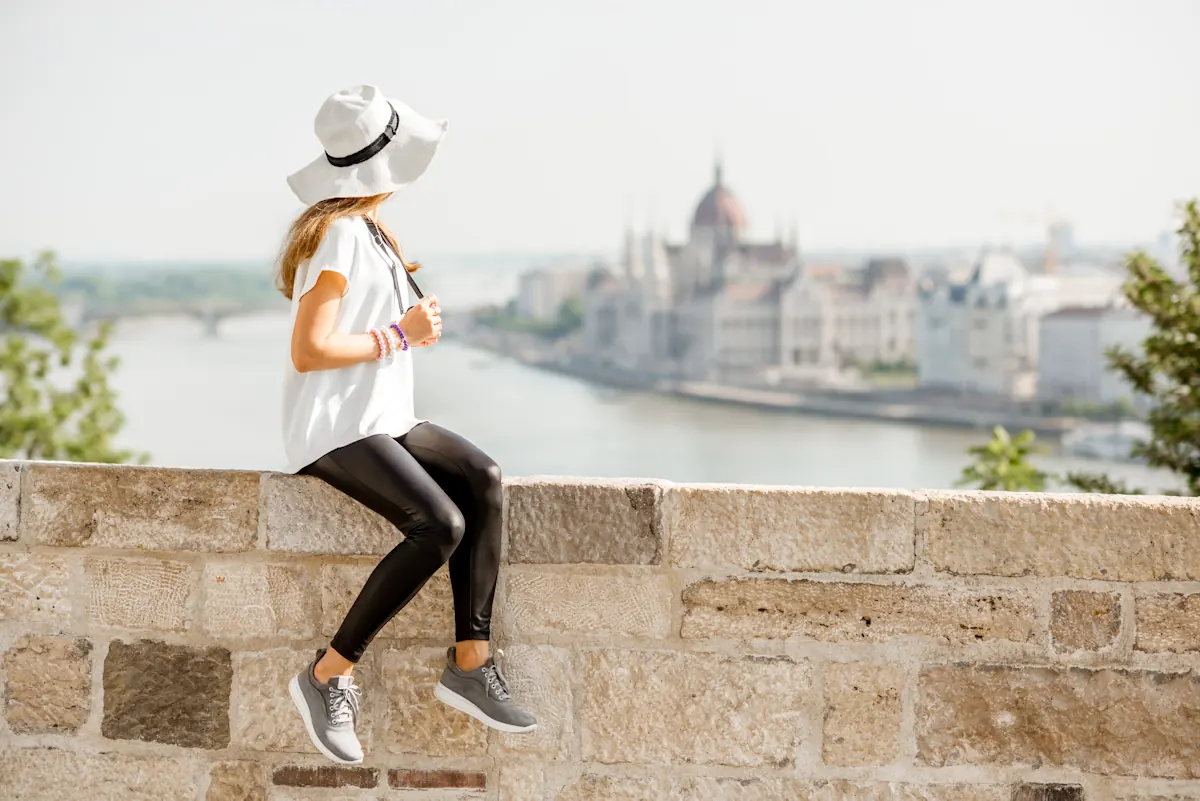 Une femme qui visite une ville en basket