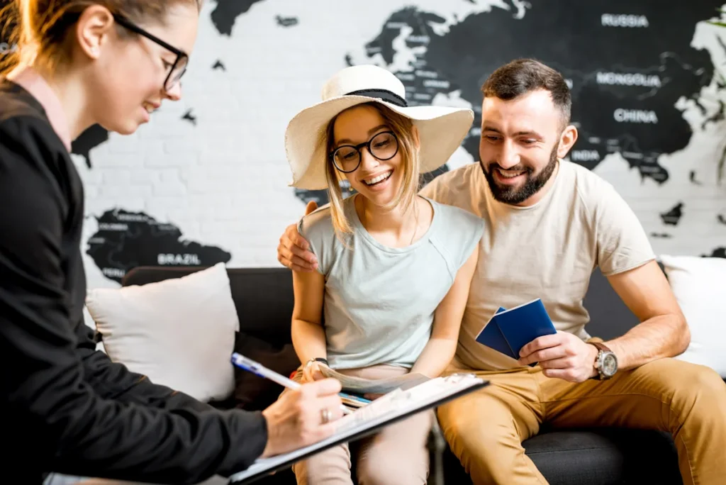 Un couple qui signe une assurance voyage