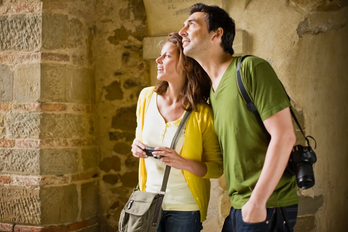 Un couple de touriste en visite