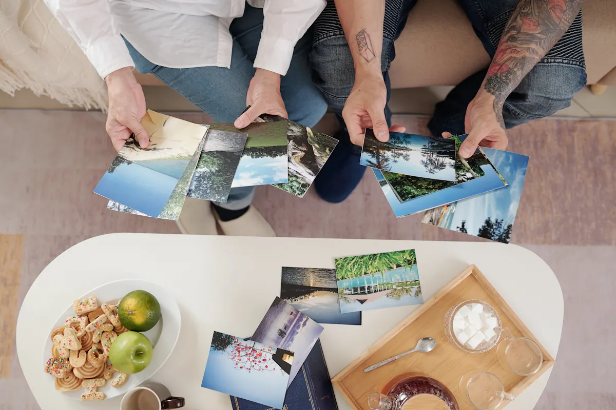 Un couple qui essaie de choisir une carte postale avec une photo personnalisée