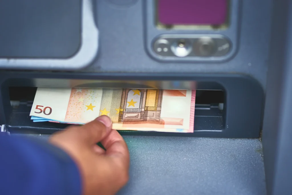 Une personne qui retire du cash