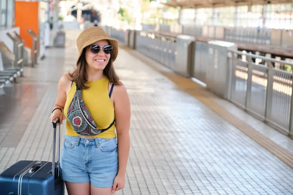 Une femme avec une valise et une ceinture de voyage anti-pickpocket