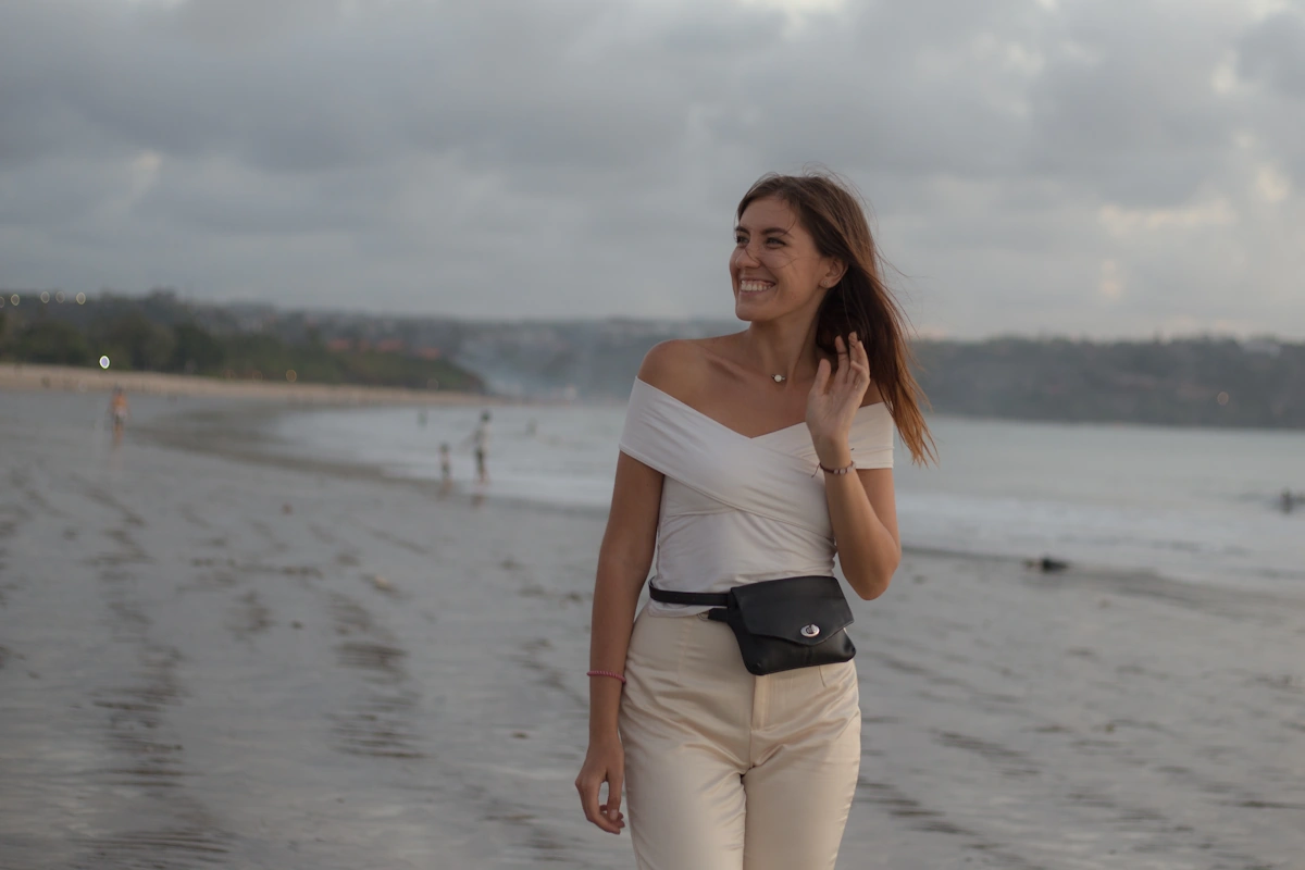 Une femme avec une ceinture de voyage sur la hanche